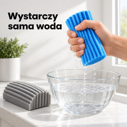 Gąbkę do kurzu moczysz i wyciskasz w czystej wodzie