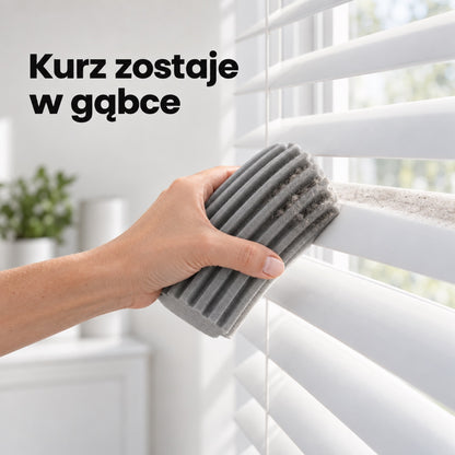 Wilgotna gąbka zbiera kurz z lameli żaluzji