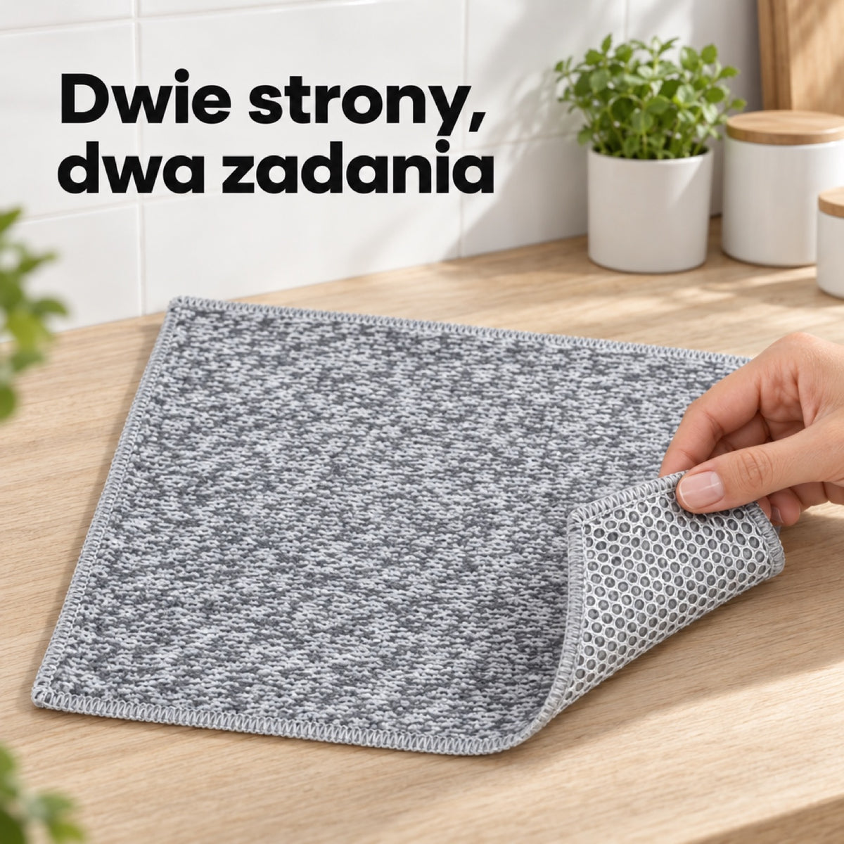 Ściereczka 2w1 z odwiniętym rogiem: z jednej strony mikrofibra, z drugiej siatka