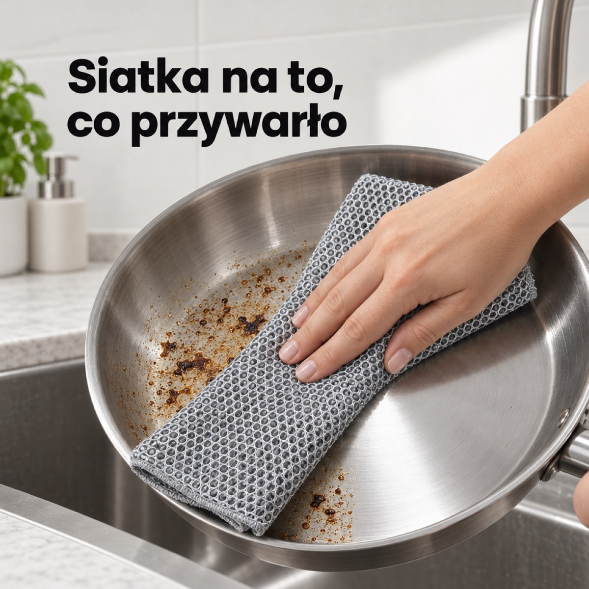 Ściereczka 2w1 szoruje stroną z siatką przypieczony tłuszcz na stalowej patelni