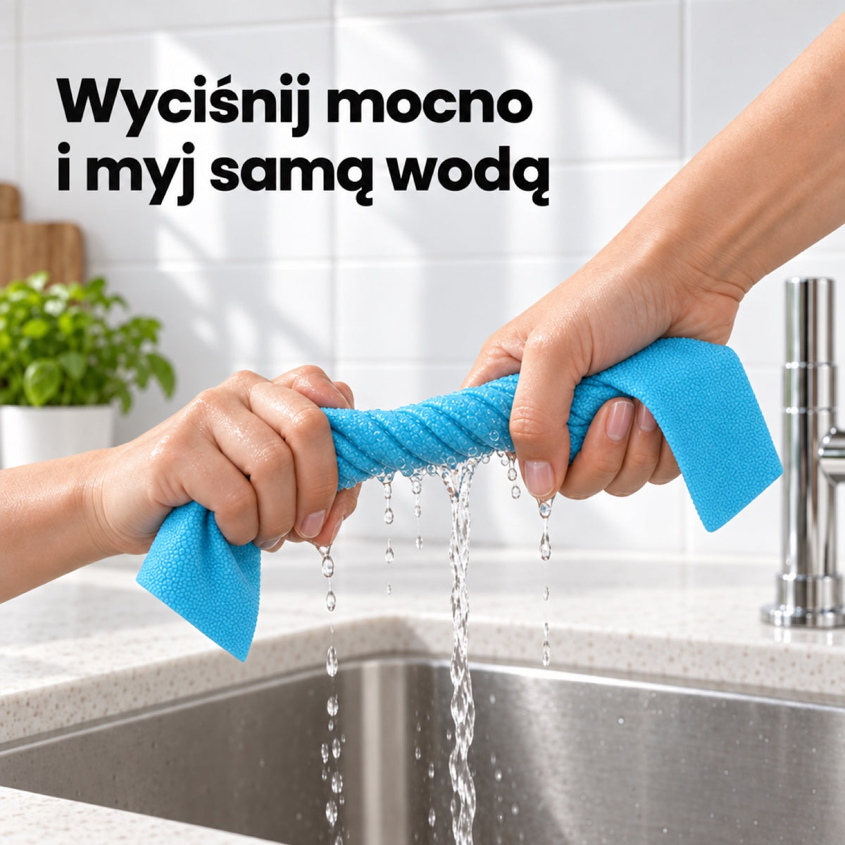 Mocne wyciskanie ściereczki nad zlewem przed myciem szyby