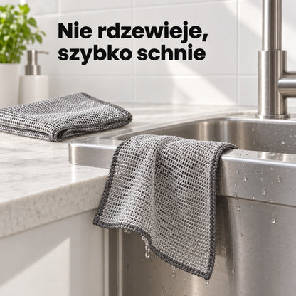 Ściereczka druciana schnie na brzegu zlewu bez rdzy