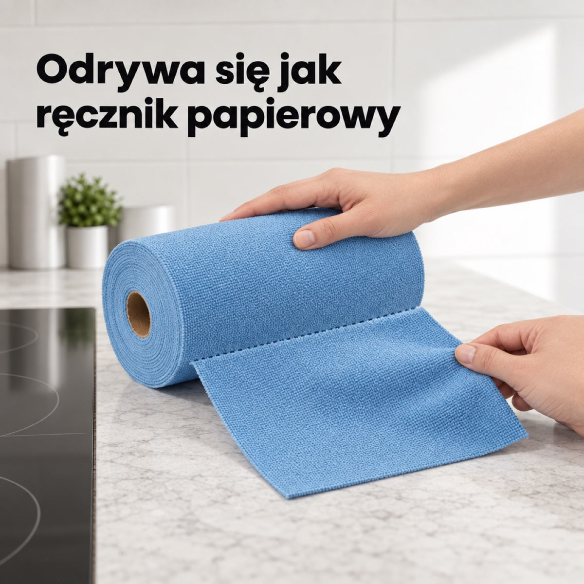Odrywanie ściereczki z mikrofibry z rolki wzdłuż perforacji