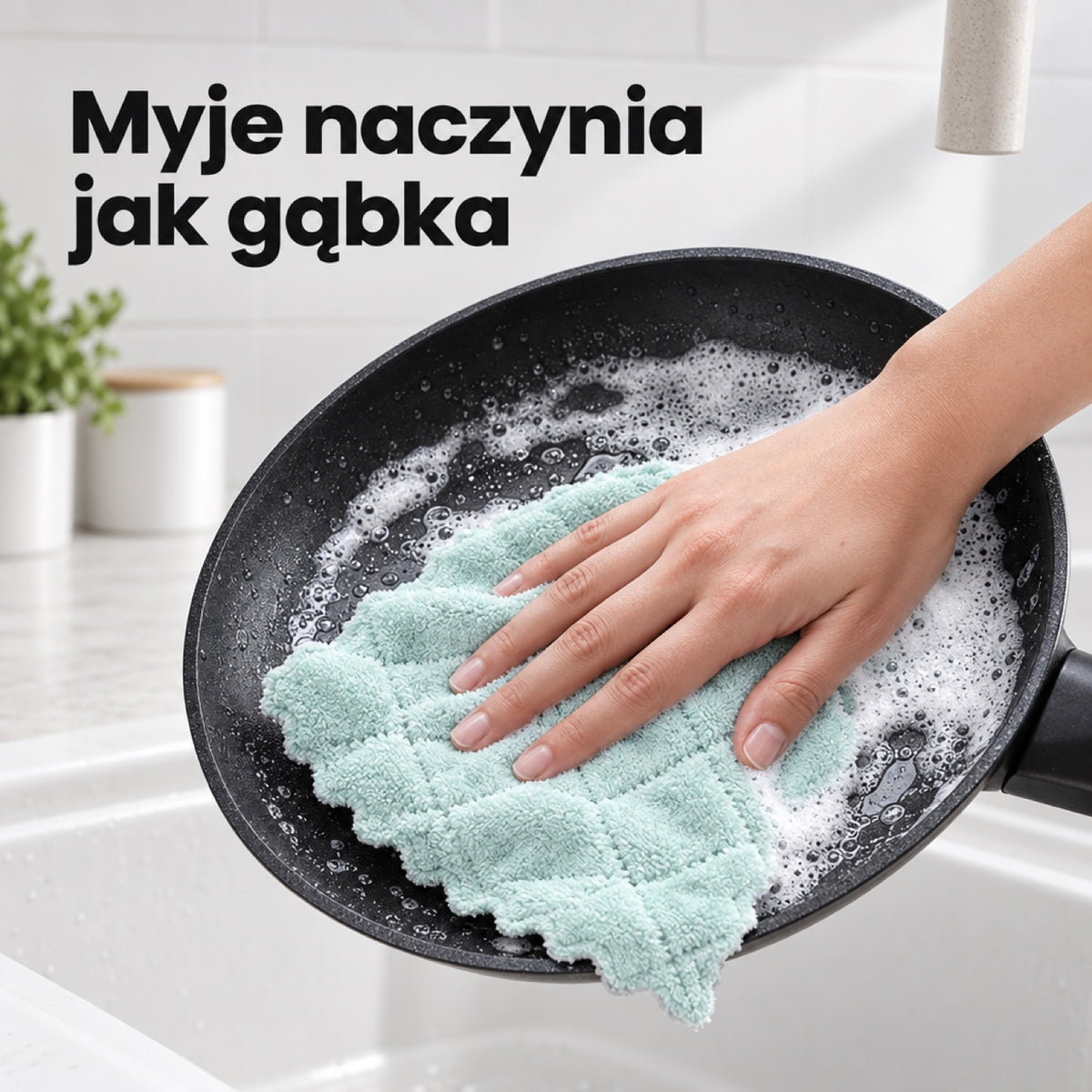 Ścierka z mikrofibry myje patelnię z płynem do naczyń