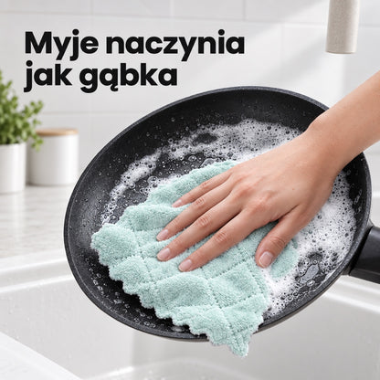 Ścierka z mikrofibry myje patelnię z płynem do naczyń