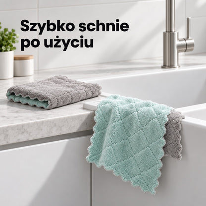 Ścierka z mikrofibry schnie przewieszona przez brzeg zlewu