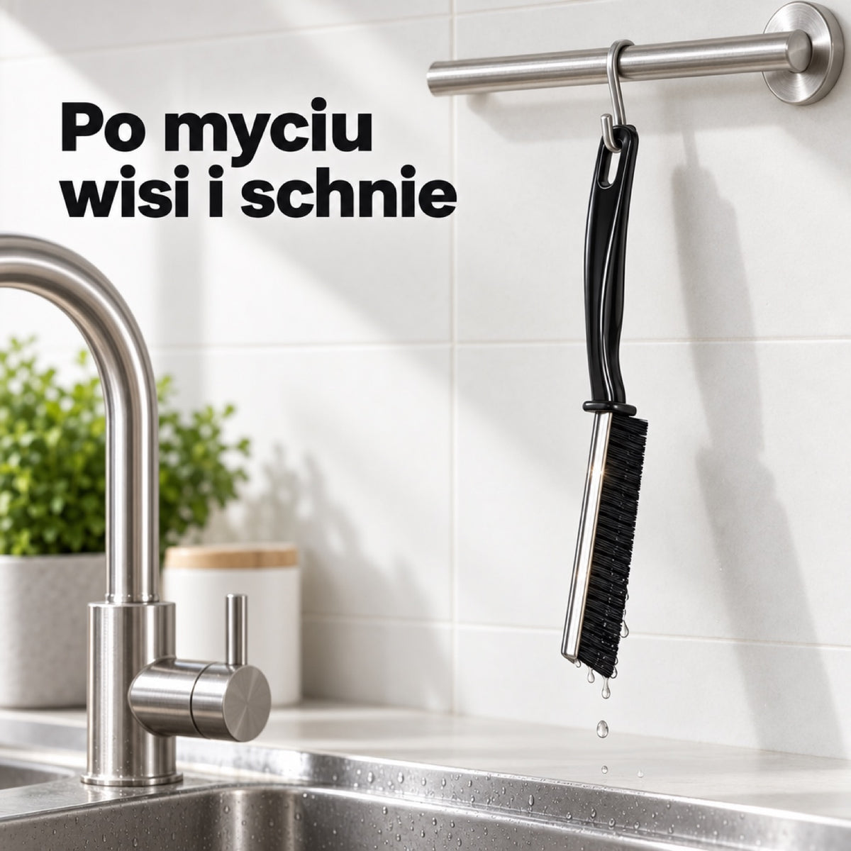 Szczotka szczelinowa zawieszona za otwór w rączce schnie nad zlewem