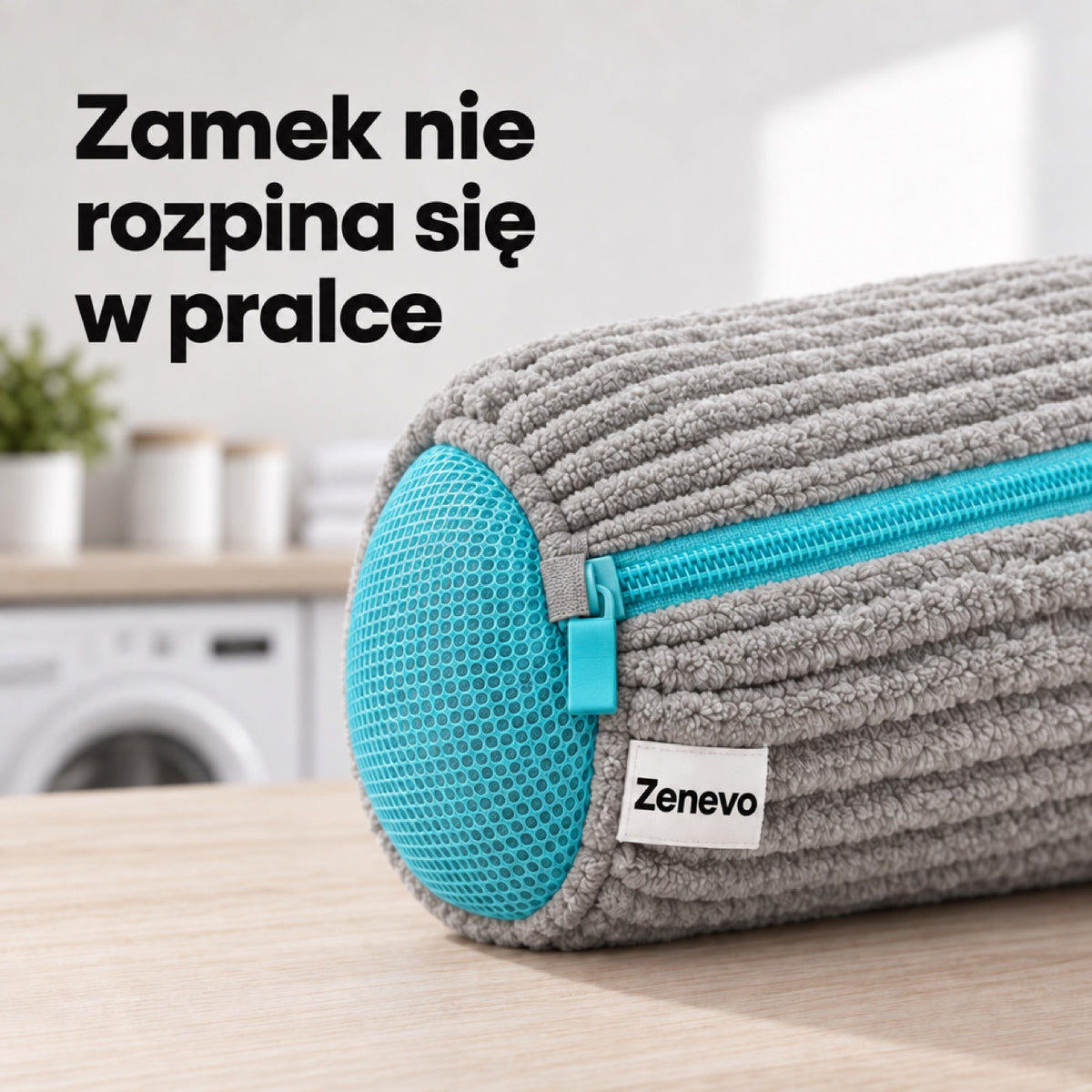 Turkusowy zamek z suwakiem przy siatkowym końcu worka do prania butów